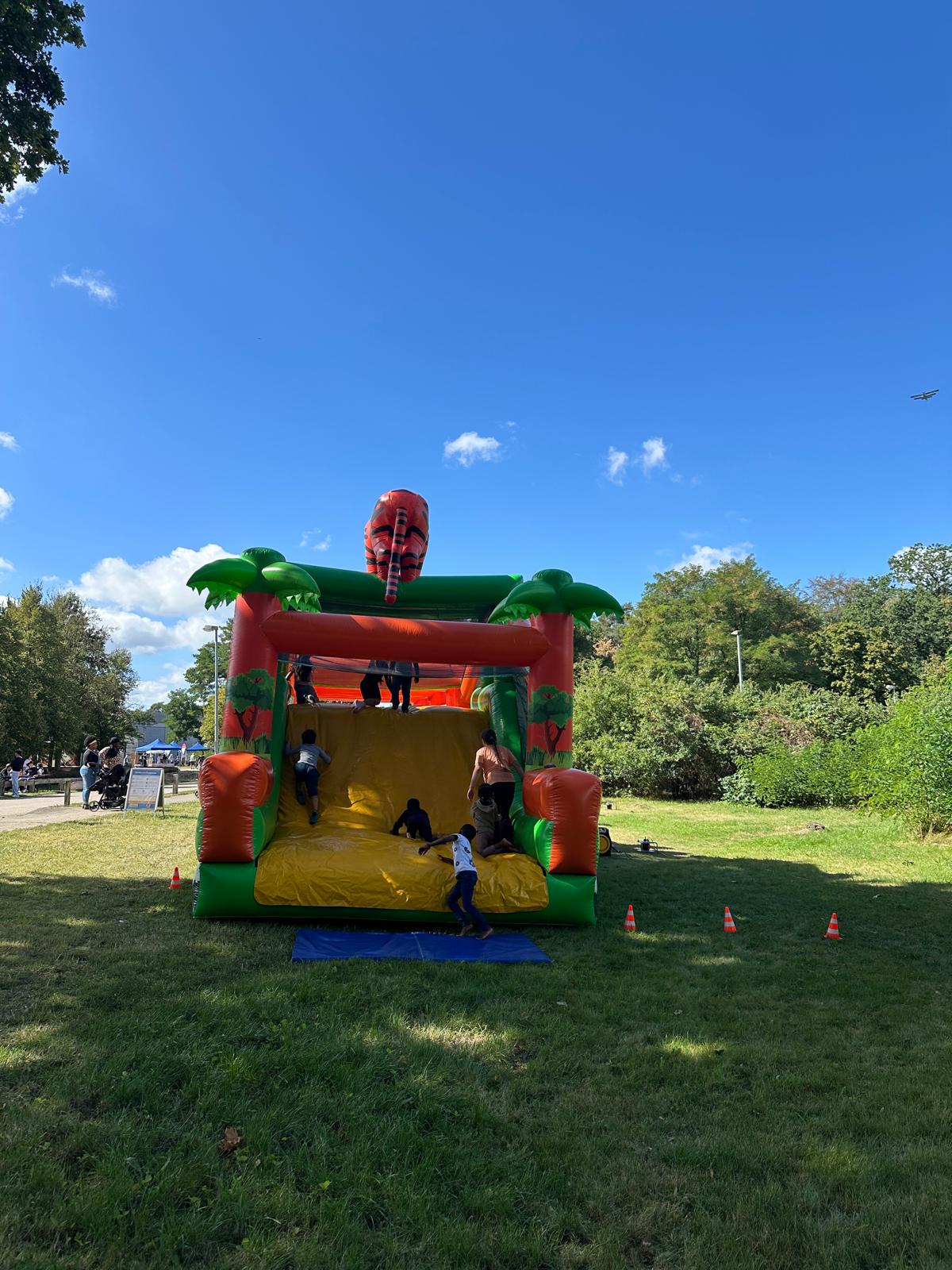 Kinder auf der Rutsche der Hüpfburg Tiger beim Jahresfest