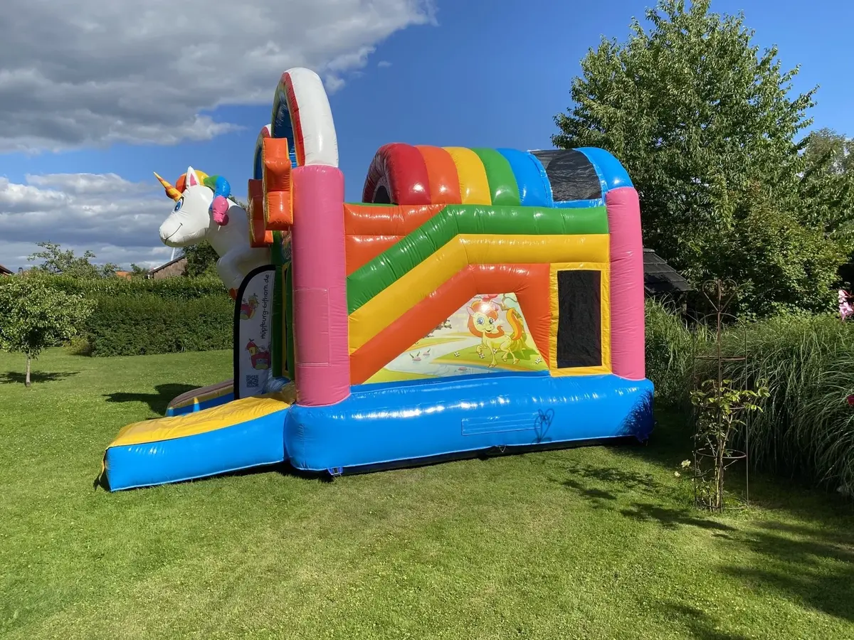 Einhorn Huepfburg Außen 2
