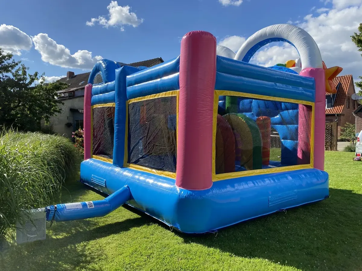Einhorn Huepfburg Außen Hinten