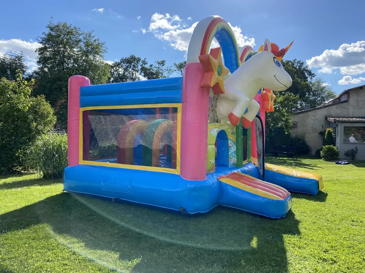 Einhorn Huepfburg Außen